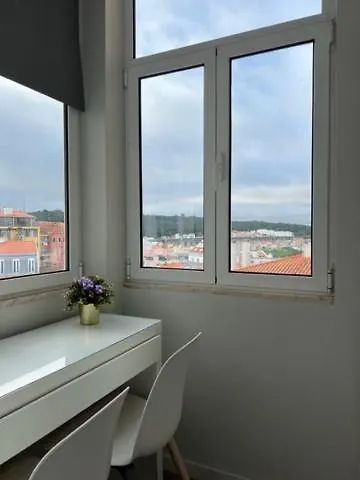 Lovely Monsanto View Studio Apartment In Campolide - 2D Лиссабон 0*,  Португалия